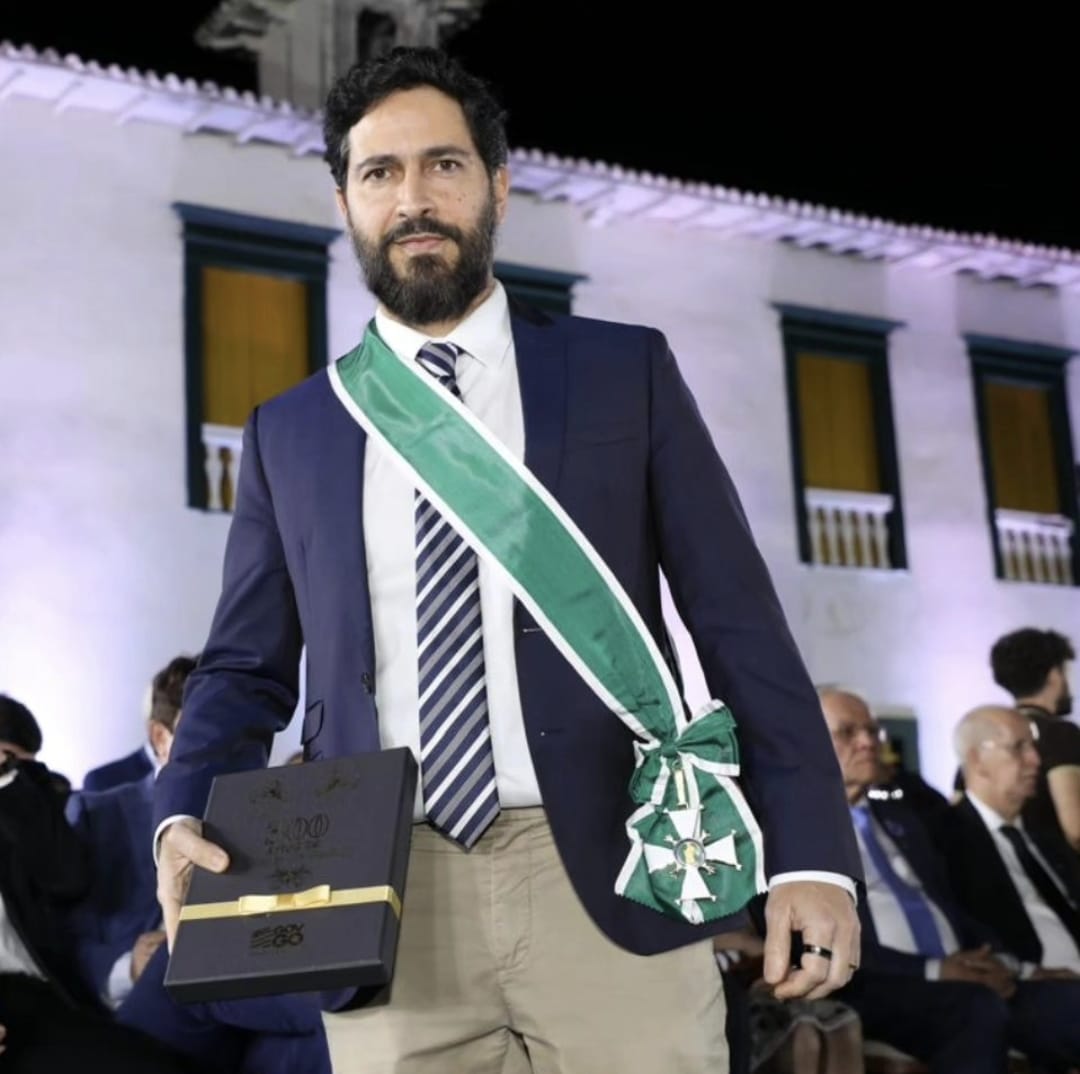 Ronaldo Lemos receiving the Order of Anhanguera Merit